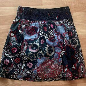 🖤 Floral Embroidered A-Line Skirt – Size S